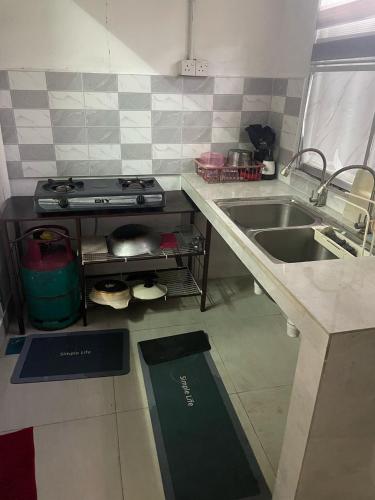 Η κουζίνα ή μικρή κουζίνα στο Homestay Healing Temerloh