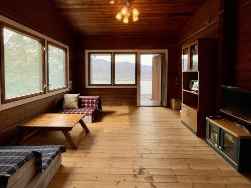 小豆岛The Little Cabin in Shodoshima -小豆島 山小屋 リトルキャビン-的带沙发、桌子和窗户的客厅