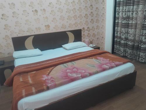 Ένα ή περισσότερα κρεβάτια σε δωμάτιο στο Shree shree guest house