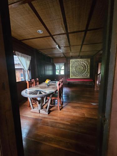 a dining room with a table and chairs at Insda Wellness Resort in Chiang Mai
