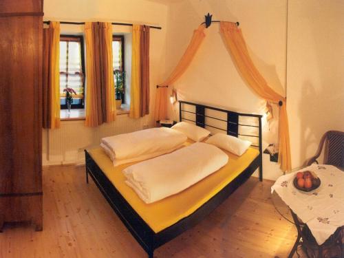 a bedroom with a large bed with white sheets at Worners Schloss Weingut & Wellness-Hotel in Prichsenstadt