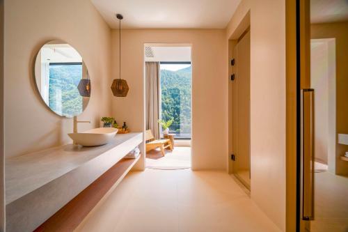 a bathroom with a sink and a mirror at Wuxing Qinglan Homestay in Houhong