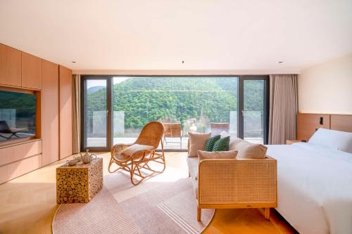 a bedroom with a large bed and a large window at Wuxing Qinglan Homestay in Houhong
