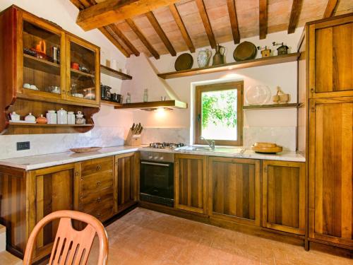 Η κουζίνα ή μικρή κουζίνα στο Villa in Borgo Pace with Private Pool