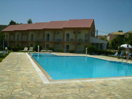 Bazén v ubytování Aggelos Family Hotel nebo v jeho okolí