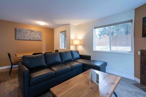 Fotografie z fotogalerie ubytování Rocky Mountain Gem - One Level 750 sq ft - Hot Tub - Quiet Condo - Self Check-In - Free Parking - BBQ Fire Pit Area v destinaci Canmore