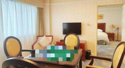 a living room with a room with a hotel room at Jiaxing Sunshine Hotel in Jiaxing