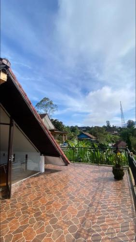 Bedugul Lake View Innにあるバルコニーまたはテラス