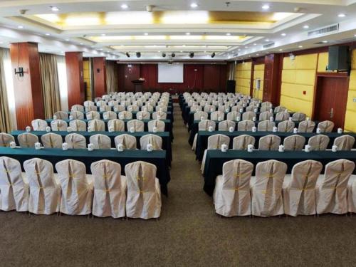 a large room with chairs and tables in it at Quanzhou Binhai Hotel in Quanzhou