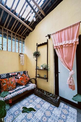 a living room with a couch and a window at Maison de Hill Home in Dồng Văn