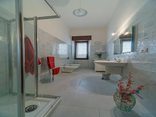 カリアリにあるJukebox B&Bのバスルーム(洗面台2台、ガラス張りのシャワー付)