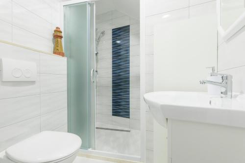 y baño con ducha, aseo y lavamanos. en Agata House Hvar, en Hvar