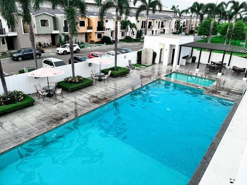 an overhead view of a large blue swimming pool at Casa de 3 Dormitorios con Piscina Privada, BBQ y Seguridad in Estancia Vieja