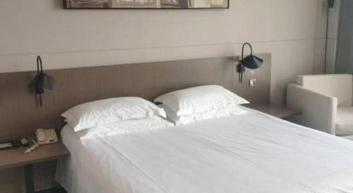 Ένα ή περισσότερα κρεβάτια σε δωμάτιο στο Jinjiang Inn Select Xixian New Distict Century Avenue