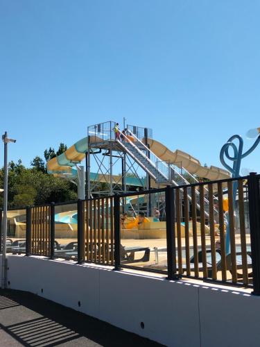 des montagnes russes dans un parc aquatique dans l'établissement MOBIL HOME 6 Places - CLIMATISE, à Aureilhan