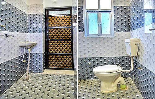 ein Bad mit WC und Fenster in der Unterkunft Hill view resort in Jaipur