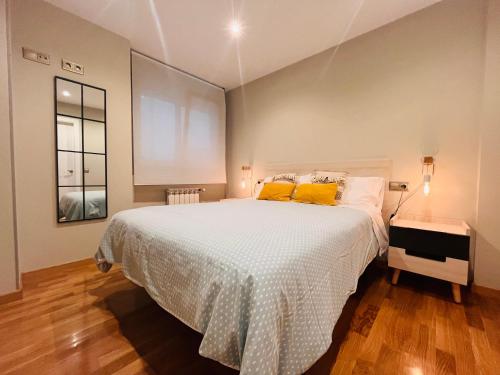 A bed or beds in a room at Viveiro Centro