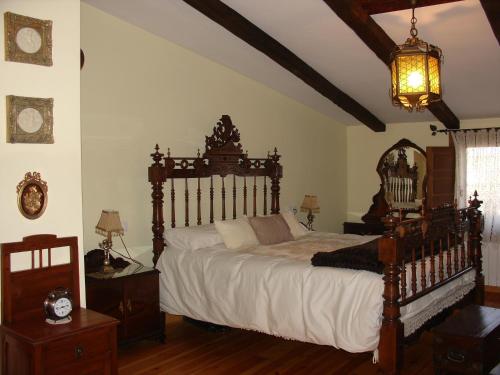 a bedroom with a large bed with white sheets at Paraíso Villa Parchís in Motilleja