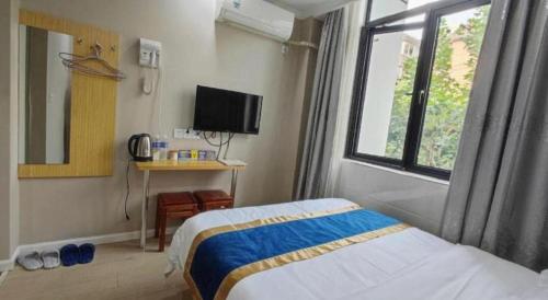 a hotel room with a bed and a window at Shell Hotel Shanghai Normal University Hongcao Road Metro Station Guiping Road in Shanghai