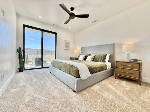 Ένα ή περισσότερα κρεβάτια σε δωμάτιο στο Modern Luxury Townhome near Zion and Bryce Canyon