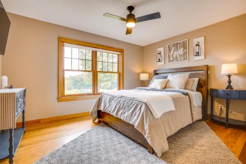 StockholmにあるHot Tub and On-Site Trails Spacious Stockholm Cabinのベッドと窓のある寝室