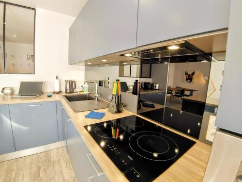 a kitchen with a black counter top and a sink at Une halte, Proche Notre-Dame in Rodez