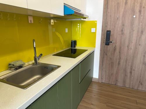 una cucina con un lavello e un piano di lavoro di Chích Cún Homestay Sky Oasis Ecopark a Kim Quan
