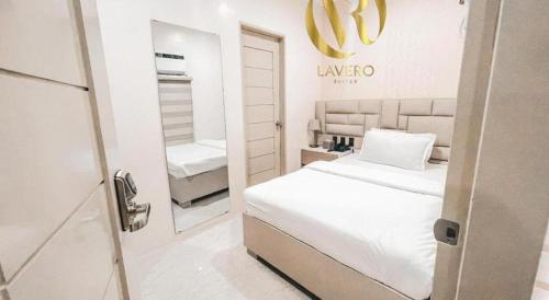Postel nebo postele na pokoji v ubytování LAVERO SUITES