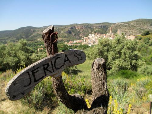 a sign that says kerax on a post in a field at Sharíqua in Jérica