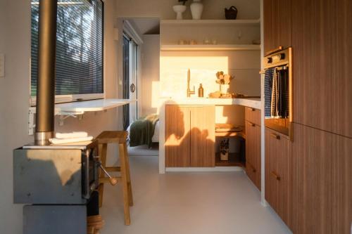 Kuchyň nebo kuchyňský kout v ubytování The Antidote Luxe Off-Grid Tiny Home Escape on Private Farm Stay