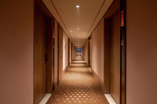 an empty hallway with a long corridor with buildings at 北京上地中关村软件园桔子水晶酒店 in Beijing