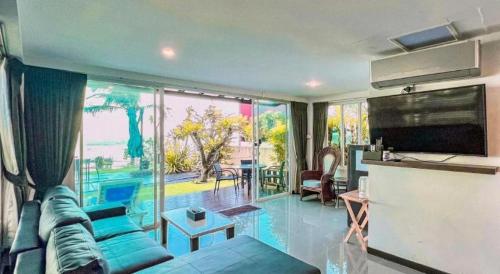 TV a/nebo společenská místnost v ubytování iL Mare Resort