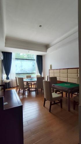 Χώρος καθιστικού στο Cloudspire Haven-Cliffside Coffee-Beautiful Sunrise