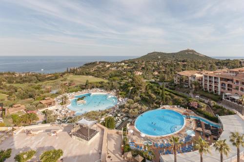 une vue aérienne d'un complexe avec deux piscines dans l'établissement Residence Le Hameau Cap Esterel - maeva Home, à Agay