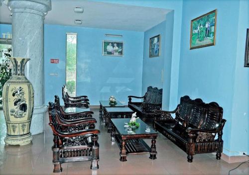 a living room with chairs and a table at Hai Au Hotel in Hai Phong