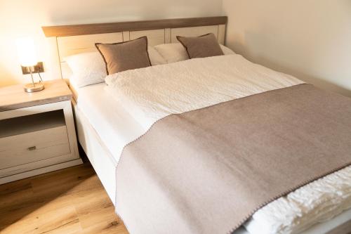 パーダーボルンにあるMEHA Appartment Paderbornの木製のヘッドボードが付いた大きな白いベッドのある寝室