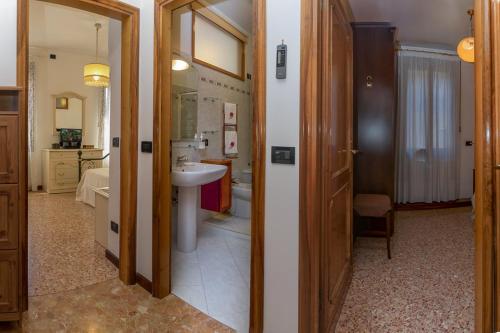 y baño con lavabo y aseo. en Casa a San Giovanni Paolo, en Venecia