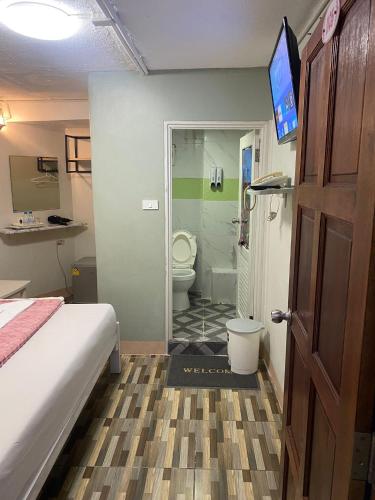 a bedroom with a bathroom with a toilet and a shower at Miracle Gallery Hotel in Makkasan
