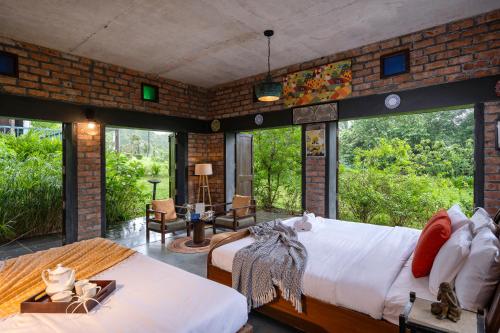 Una cama o camas en una habitación de SaffronStays Jharokha