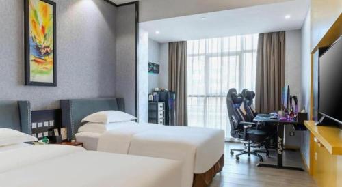 Una cama o camas en una habitación de Excemon Yuyao Hemudu Hotel