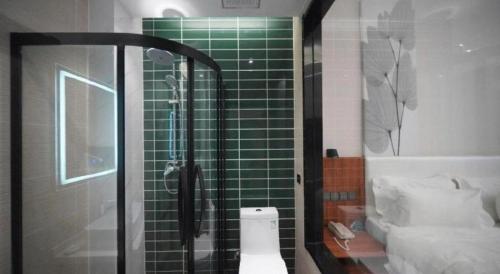Ένα μπάνιο στο GreenTree Inn Express Hebei Shijiazhuang Zhengding County Changshan Dong Road