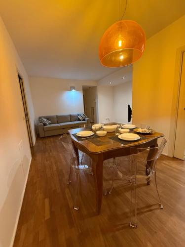 a dining room with a table with chairs and a couch at Rimini centro - Residenza Romy con giardino - 5 posti letto in Rimini