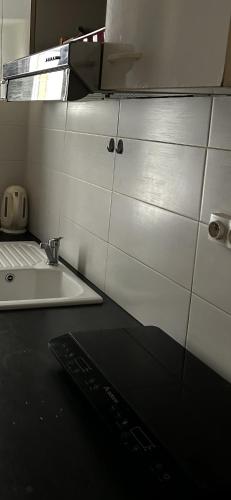 eine Küche mit Spüle und Arbeitsplatte in der Unterkunft Studio centre ville in La Celle-sous-Gouzon