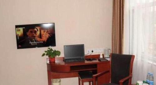 TV o dispositivi per l'intrattenimento presso GreenTree Inn Beijing Tonzhou Maju Bridge No.2 Express Hotel