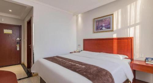 Letto o letti in una camera di GreenTree Inn Beijing Tonzhou Maju Bridge No.2 Express Hotel