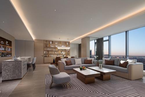 a living room with a couch and a table at Wanda Jin Xiaohe Xincheng in Taiyuan