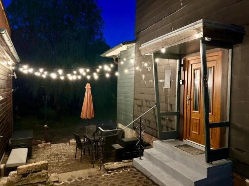 Patio nebo venkovní prostory v ubytování Townhouse am Kurpark - Familienfreundliches Ferienhaus mit Retro-Arcade, Wallbox & privatem Eingang