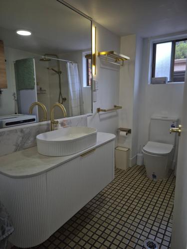 Ένα μπάνιο στο Dunes Apartment Unit 8- GROUND FLOOR WITH POOL VIEW