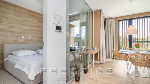 sypialnia z łóżkiem i jadalnią w obiekcie Prestige Apartments Botanica w Gdańsku