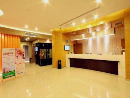 a large lobby with a counter in a building at Jinjiang Inn Linyi Jinqueshan Road Branch in Linyi